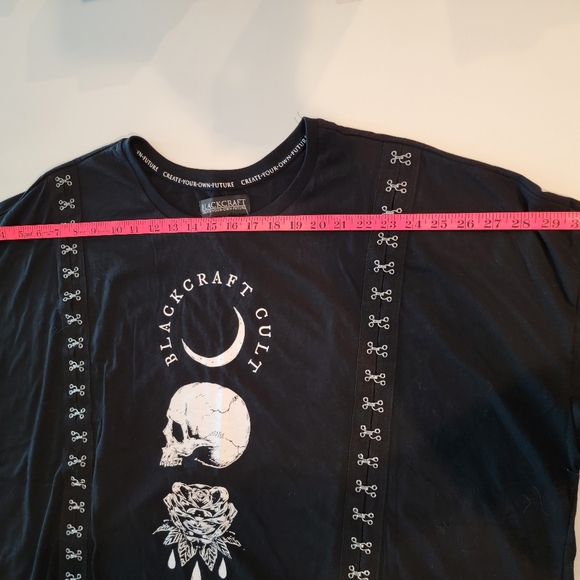 HOT TOPIC Blackcraft Crop Hook & Eye Graphic Tee Size 3 - Picture 15 of 16